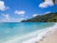 Nos chalets - en bord de mer et  quelques mtres de la Seychelles plage - sont aussi entours de beaux jardins tropicaux.