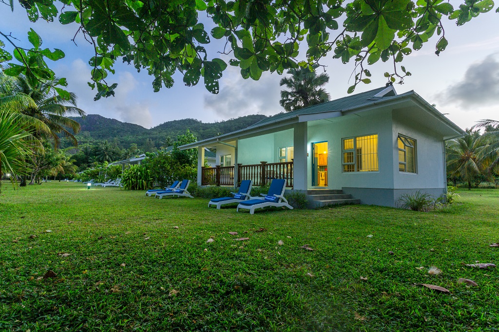 The spacious bedrooms of the chalets have sea (Indian Ocean) and garden views. They also have air conditioning.