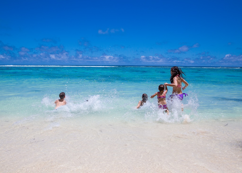Notre plage de sable fin sur l'océan Indien offre aussi de l'ombre et des eaux calmes pour les enfants.