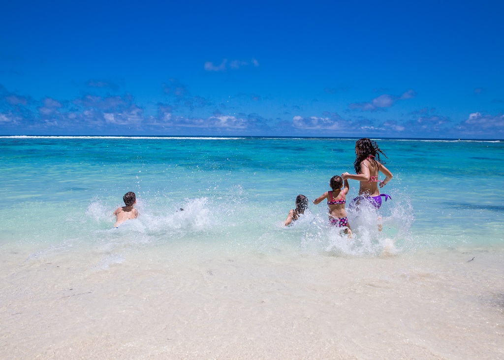 Notre plage de sable fin sur l'ocan Indien offre aussi de l'ombre et des eaux calmes pour les enfants.