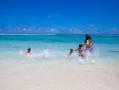 Notre plage de sable fin sur l'océan Indien offre aussi de l'ombre et des eaux calmes pour les enfants.